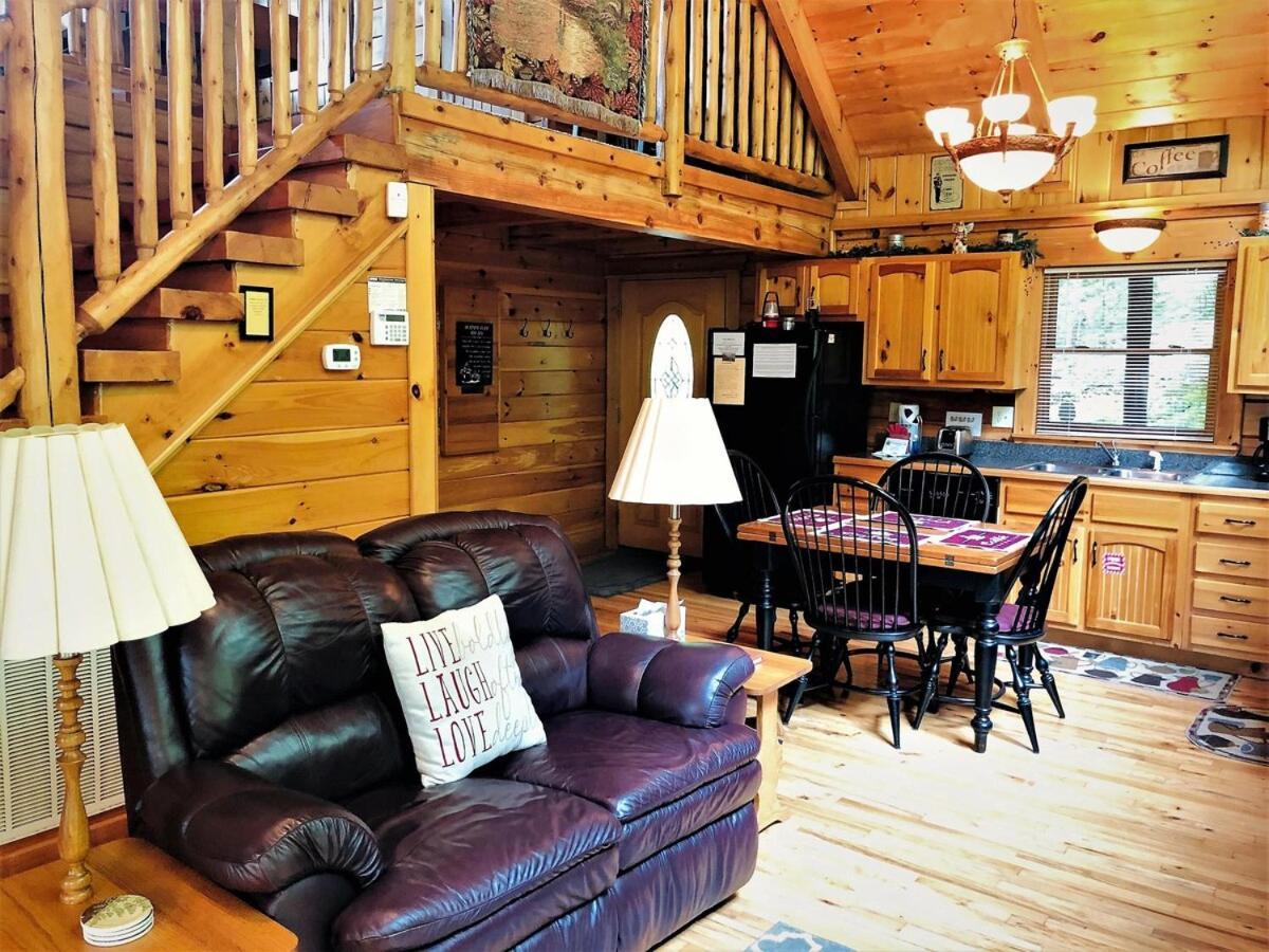 Mountain Joy -Private Treehouse Style Cabin That Sleeps 4-Free Tickets 蓋特林堡 外观 照片