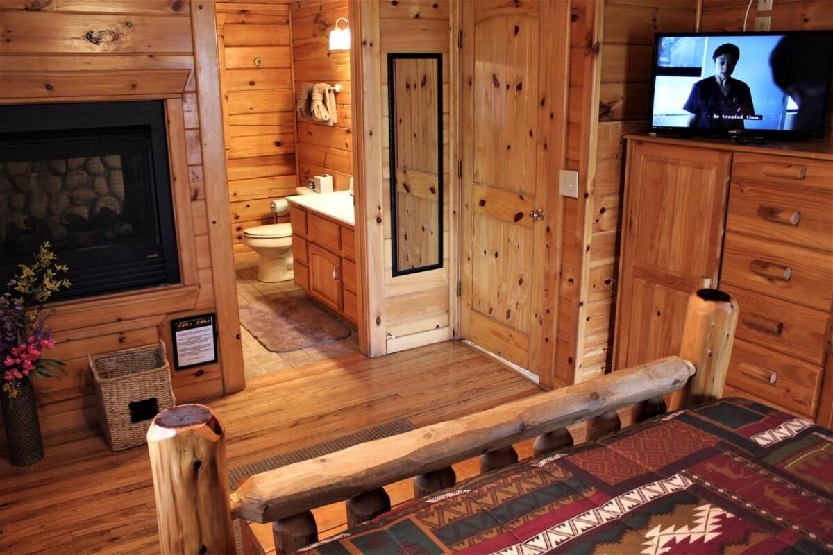 Mountain Joy -Private Treehouse Style Cabin That Sleeps 4-Free Tickets 蓋特林堡 外观 照片