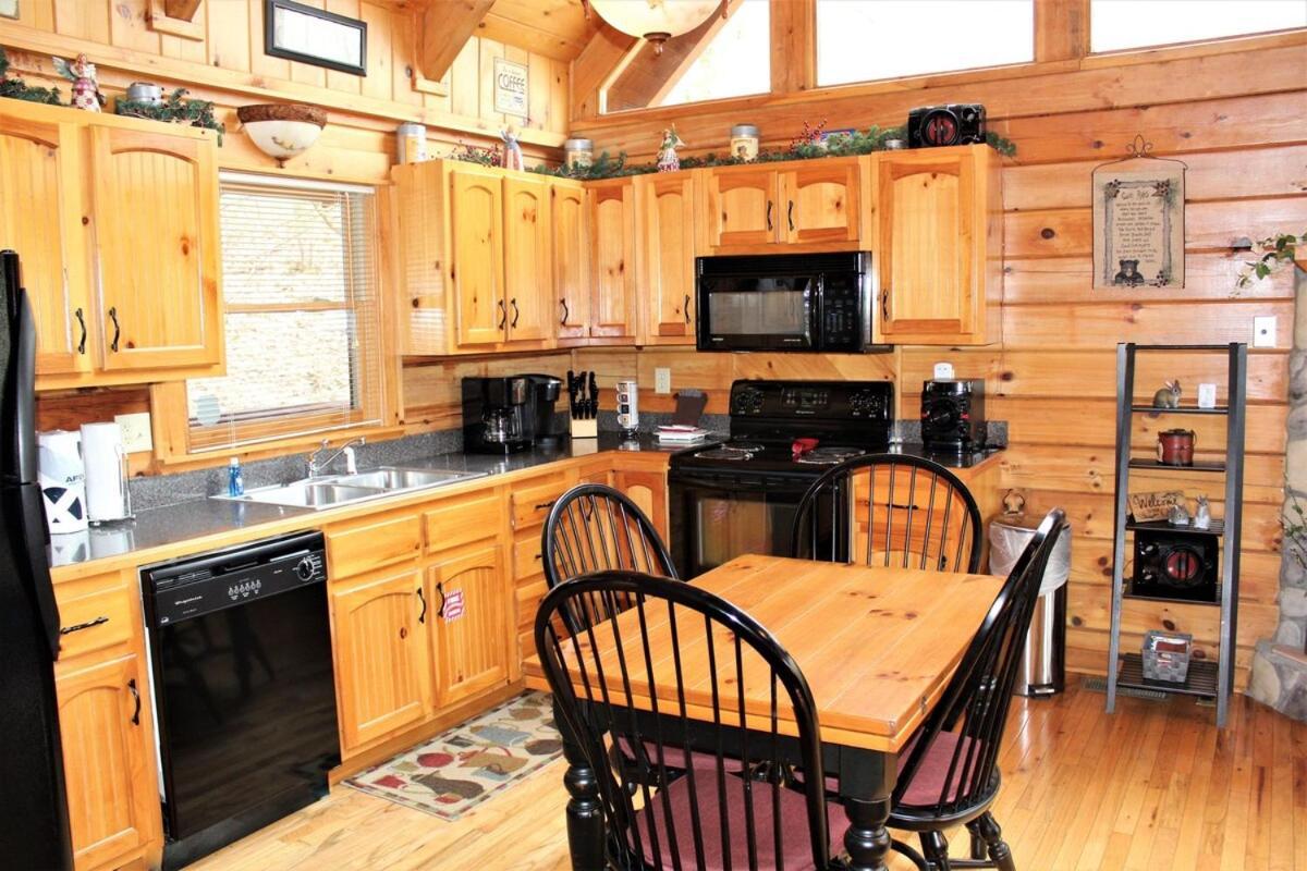 Mountain Joy -Private Treehouse Style Cabin That Sleeps 4-Free Tickets 蓋特林堡 外观 照片