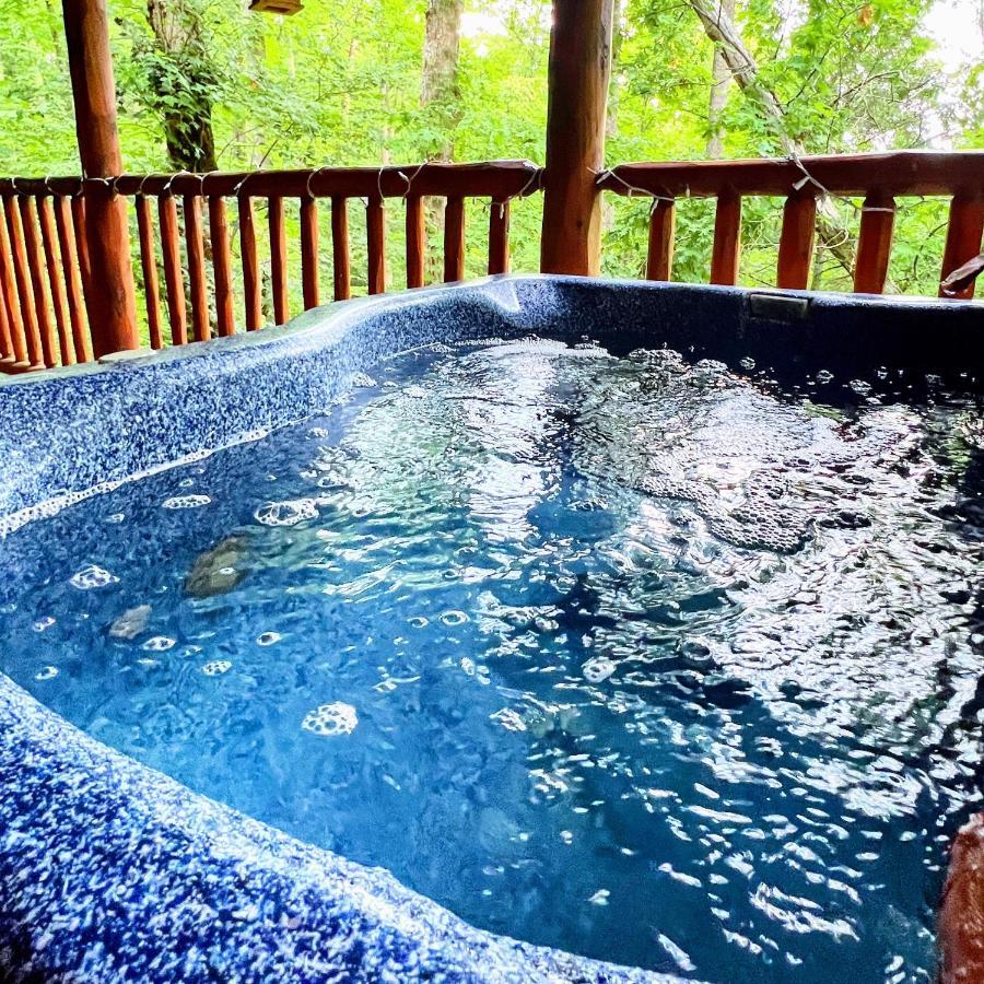 Mountain Joy -Private Treehouse Style Cabin That Sleeps 4-Free Tickets 蓋特林堡 外观 照片